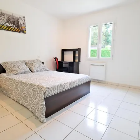 L'enclos Avec Piscine Et Clim Holiday home