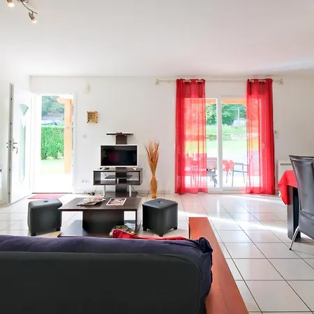 L'enclos Avec Piscine Et Clim Holiday home *